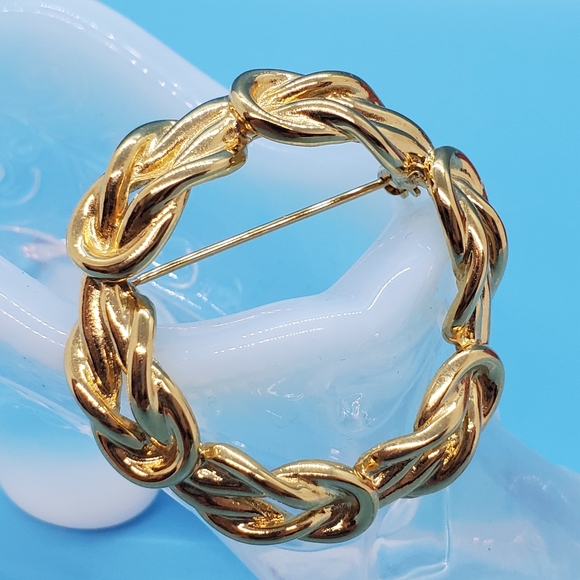 AK Jewelry - VINTAGE AK Gold tone knot circle brooch pin for lapel scarf knot travel
